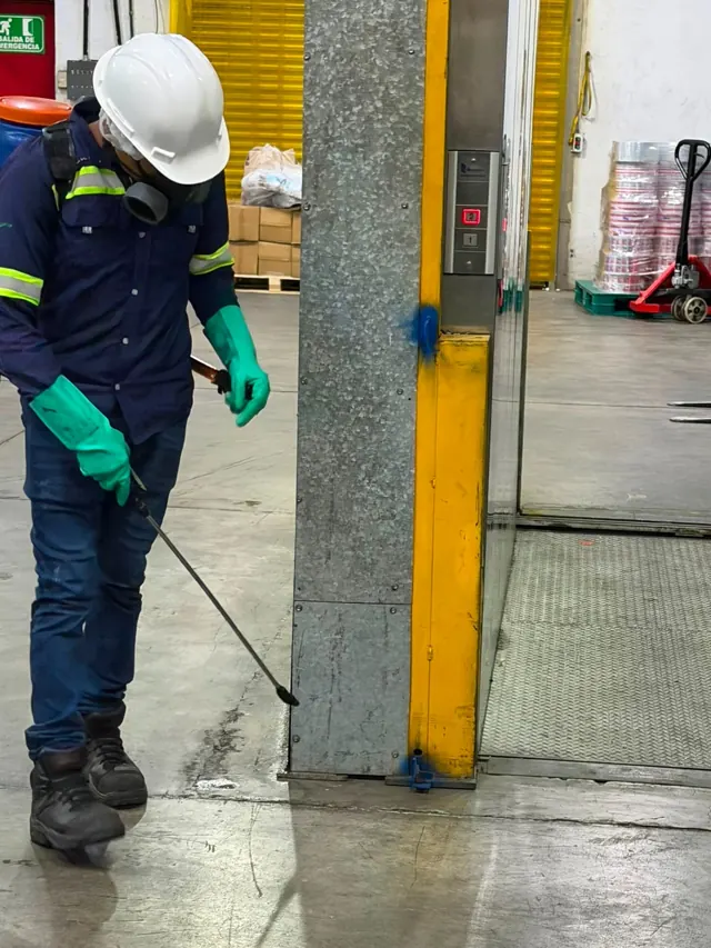 Técnico de MIPSA aplicando tratamiento junto a un montacargas industrial