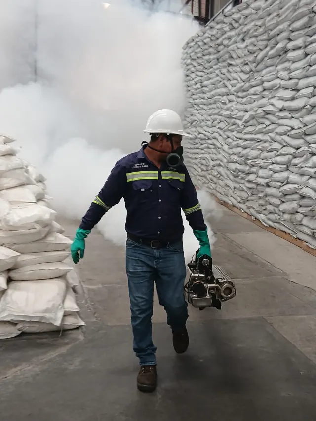 Técnico de MIPSA realizando termonebulización en una bodega de sacos